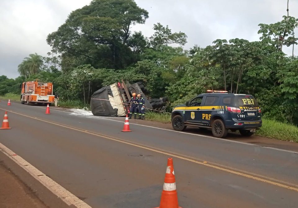 Mulher morre em acidente entre carro e caminhão na BR-369