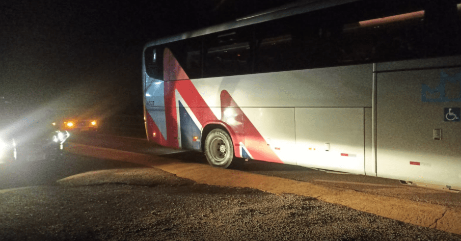 Quadrilha assalta ônibus e agride motorista na PR-317