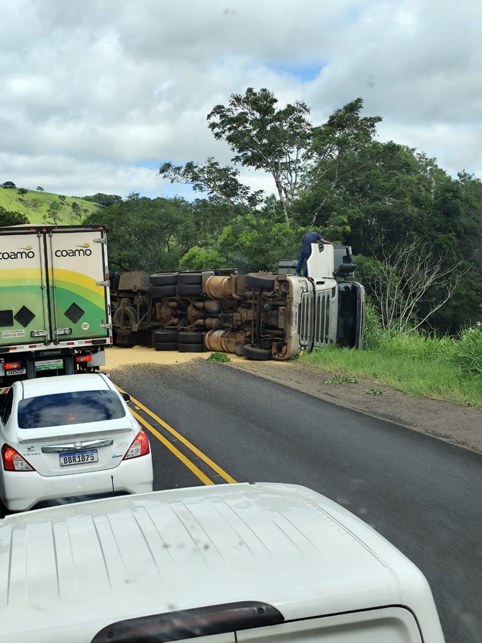 Carreta tomba próximo a ponte torta na BR-487