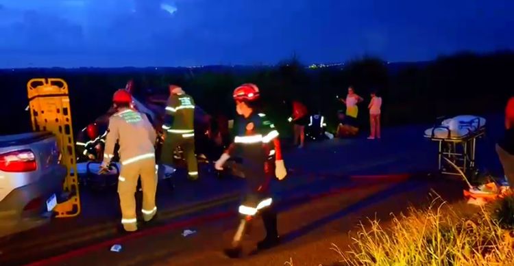 Acidente na PR-558 entre Carros Deixa Oito Feridos, incluindo Duas Crianças