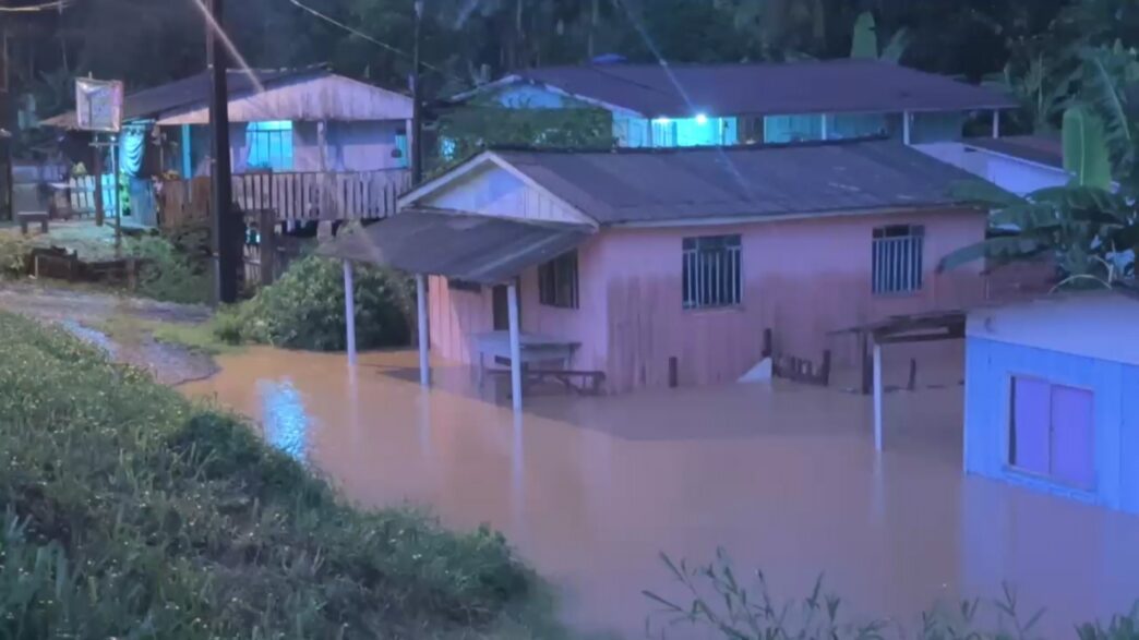 Alagamentos deixam desabrigados no Litoral do Paraná