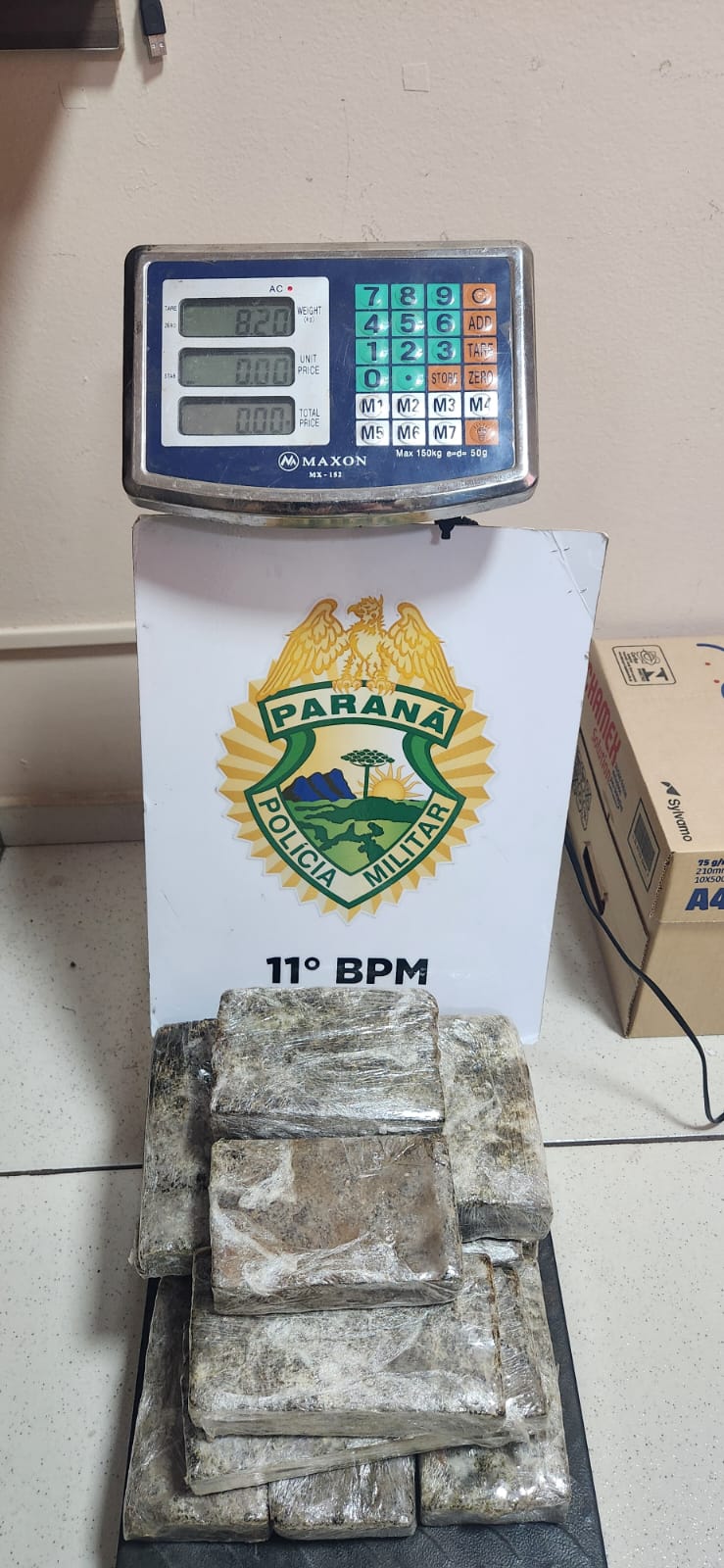 Empresa descobre 08 kg de maconha ao descarregar caçamba de entulhos