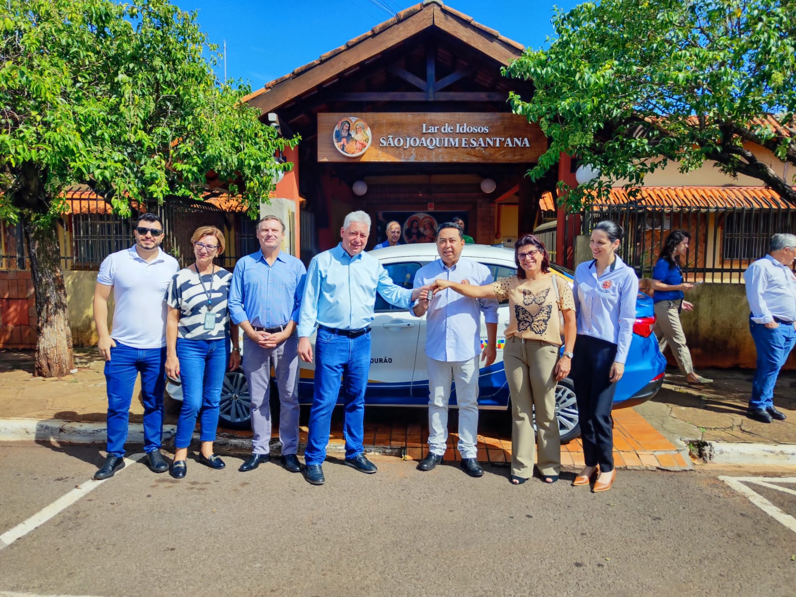 Município entrega veículo zero km para o Lar dos Idosos