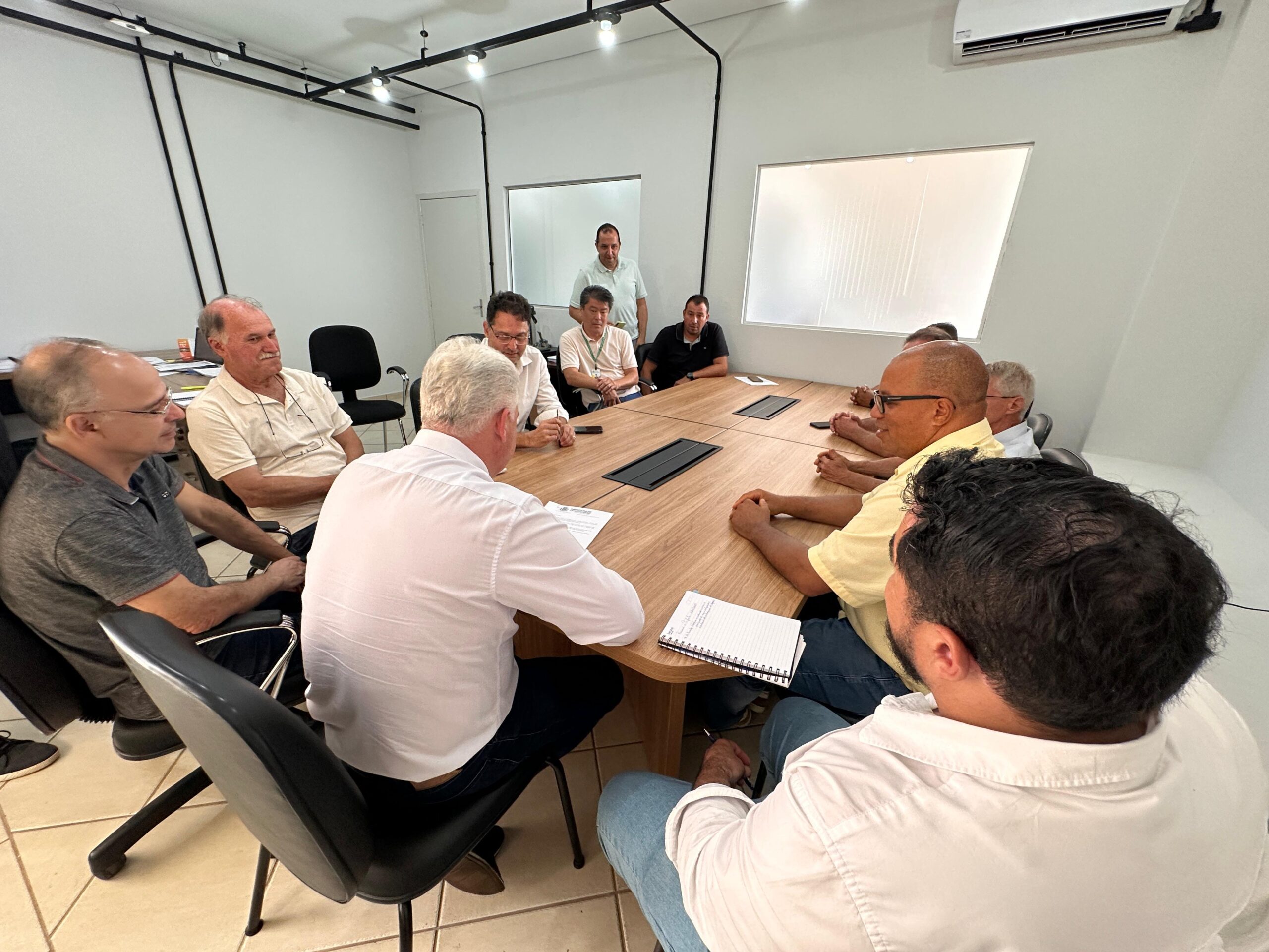 Prefeito Douglas Fabrício discute readequação viária e possível municipalização de trecho da BR-272