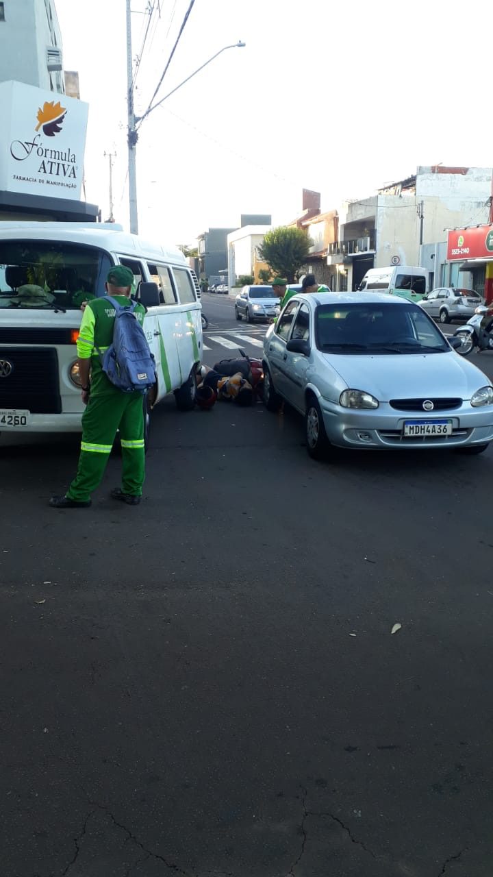 Acidente envolvendo moto e dois carros deixa motociclista ferida em Campo Mourão