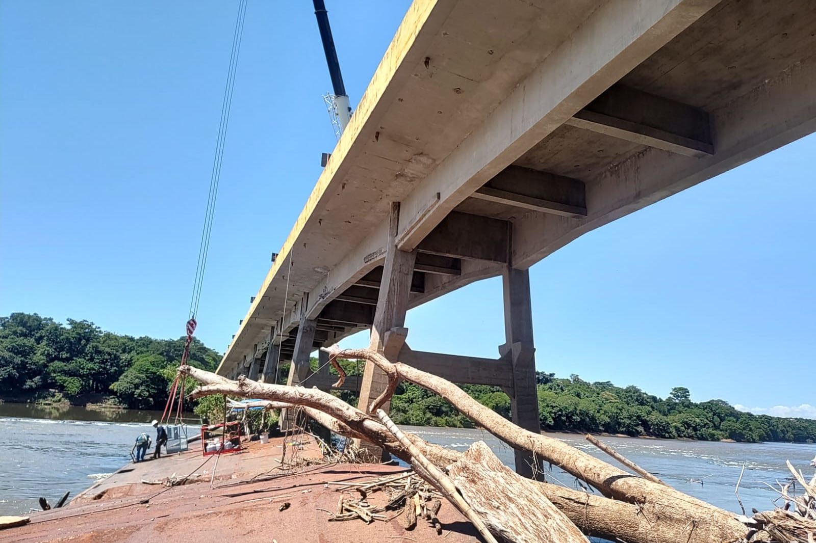 Começa retirada de balsa naufragada junto à ponte entre Floresta e Engenheiro Beltrão