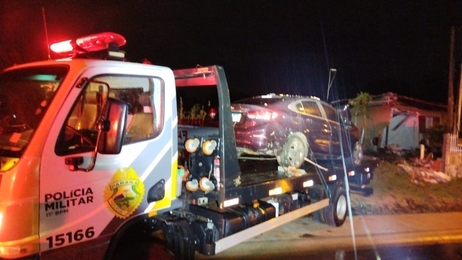 VEÍCULO ROUBADO, PROVOCA DANOS EM RESIDÊNCIA  EM PEABIRU, MOTORISTA FUGIU