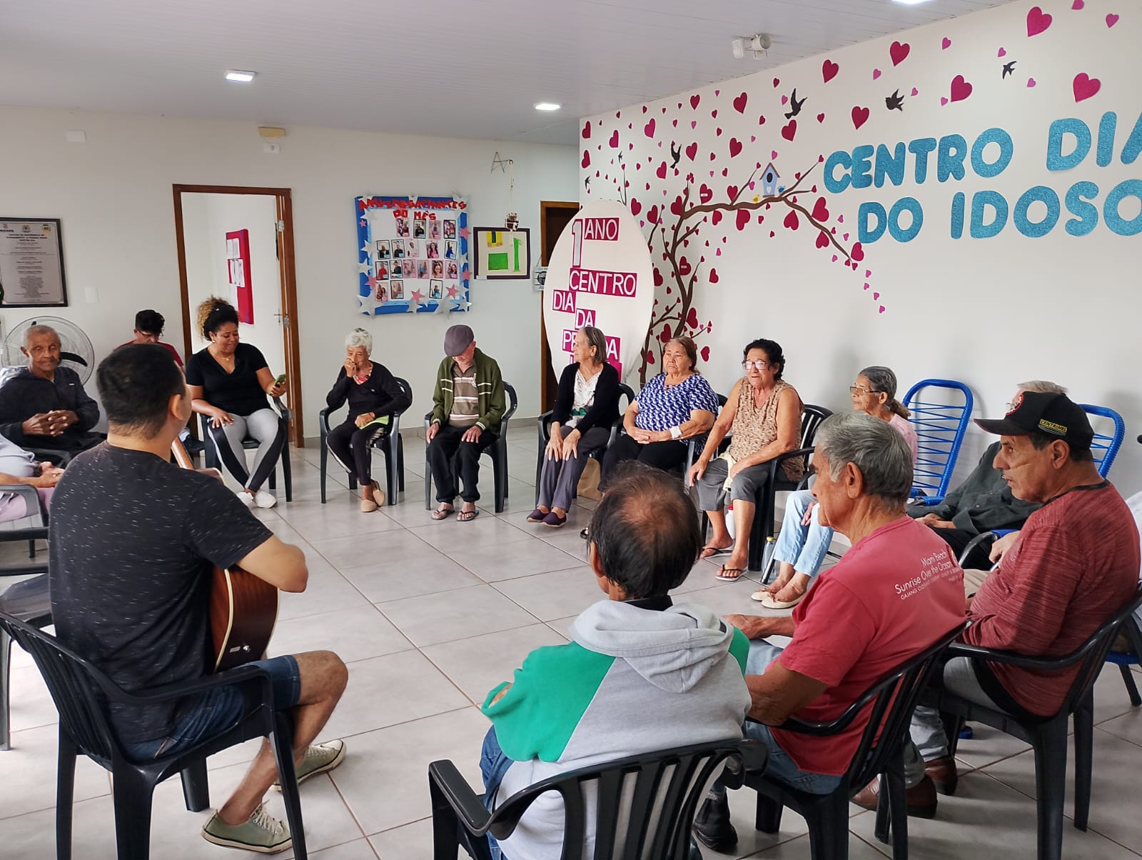 Projeto no Centro-Dia de Campo Mourão usa música para fortalecer vínculos e memória de idosos