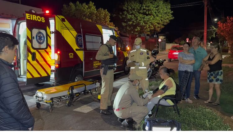 Acidente entre carro e moto deixa casal de idosos levemente feridos