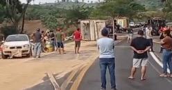 Carreta carregada com farelo de soja tomba na região de Iretama; carga é saqueada por moradores