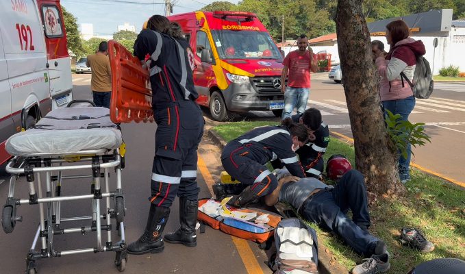 Motociclista fica gravemente ferido após colisão contra árvore em Campo Mourão