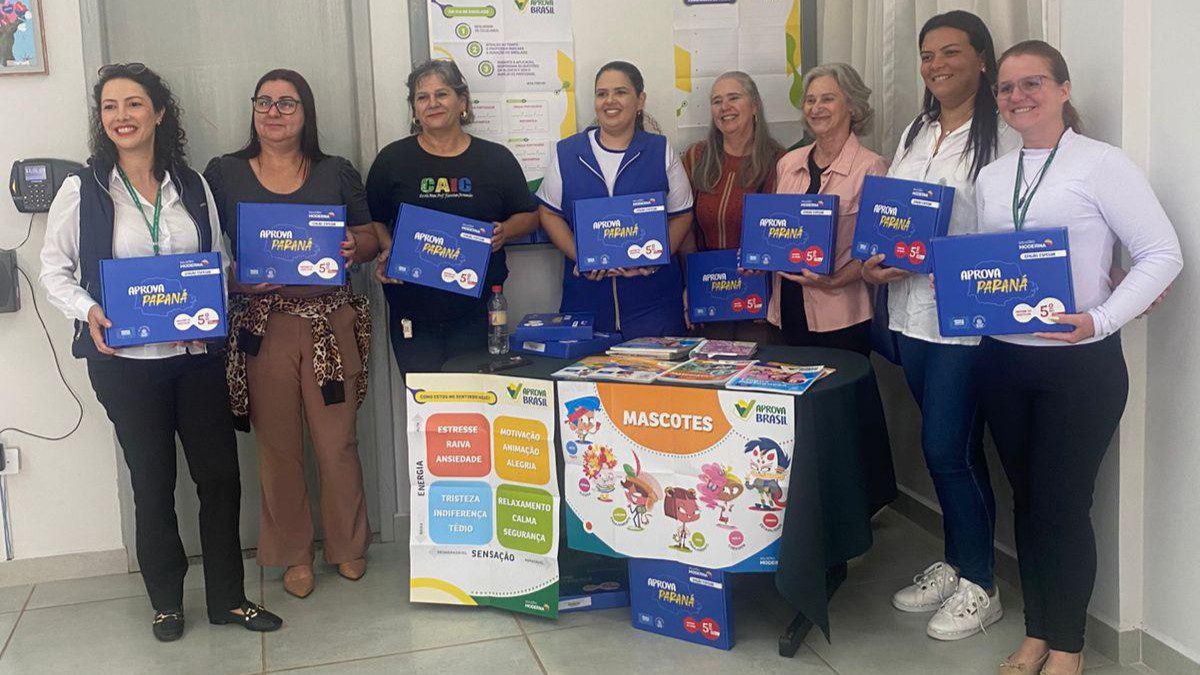 Secretaria Municipal de Educação de Campo Mourão entrega kits do Aprova Paraná às escolas municipais