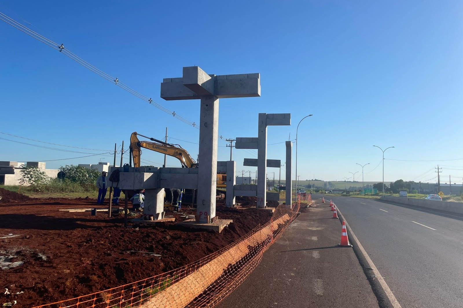 Passarelas na PR-317 ganham forma e reforçam segurança para pedestres em Campo Mourão