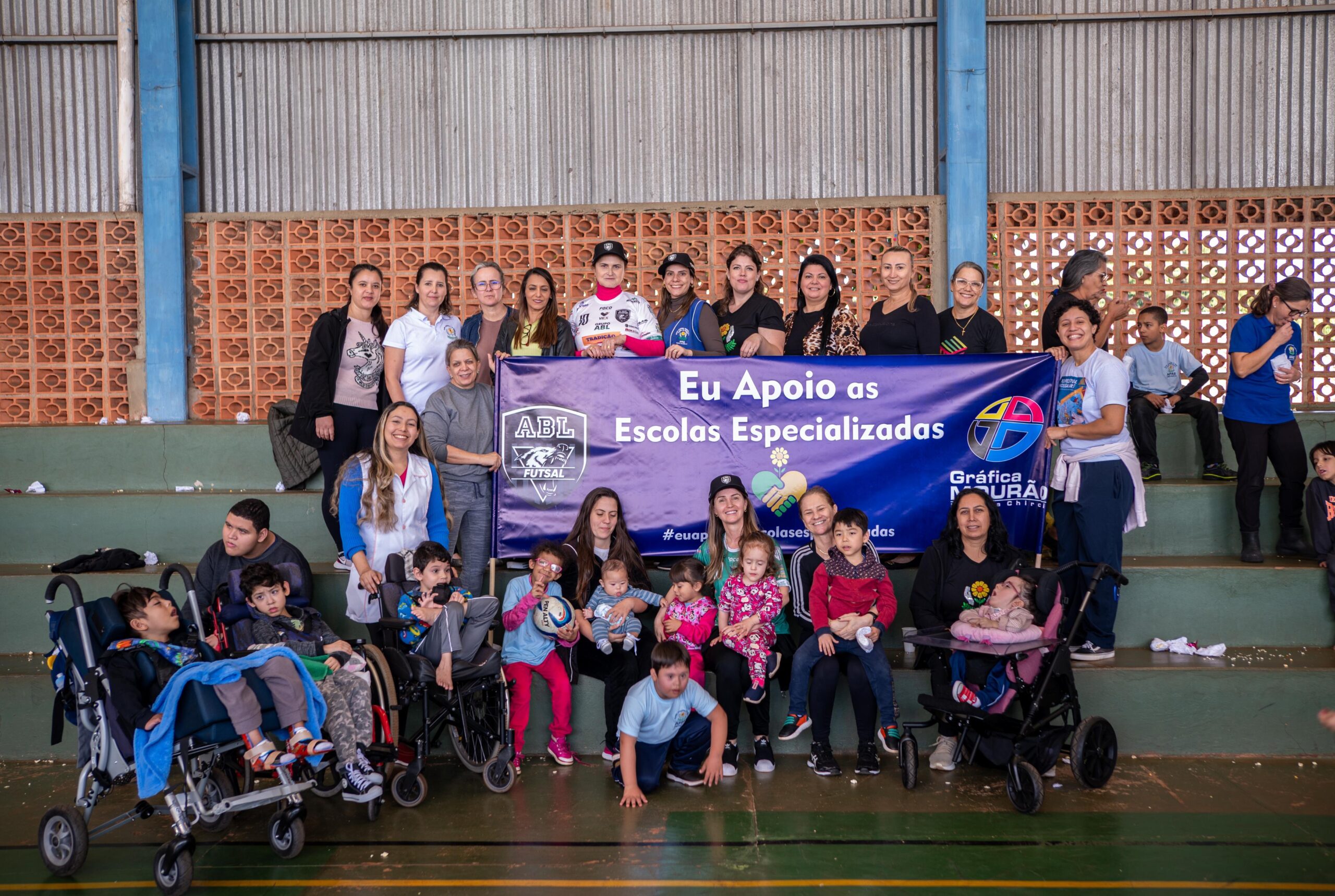 Treino Especial: Atletas e Comissão Técnica da ABL Futsal/Eliane Futsal Campo Mourão levam alegria e diversão para alunos da Escola Josephina Wendling Nunes-APAE Campo Mourão.