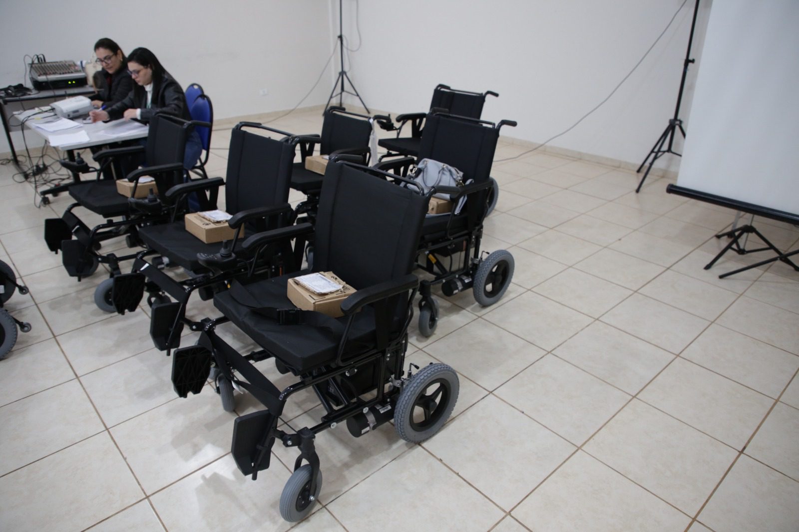 Prefeitura de Campo Mourão entrega cadeiras de rodas a pacientes em ação conjunta com o Ciscomcam