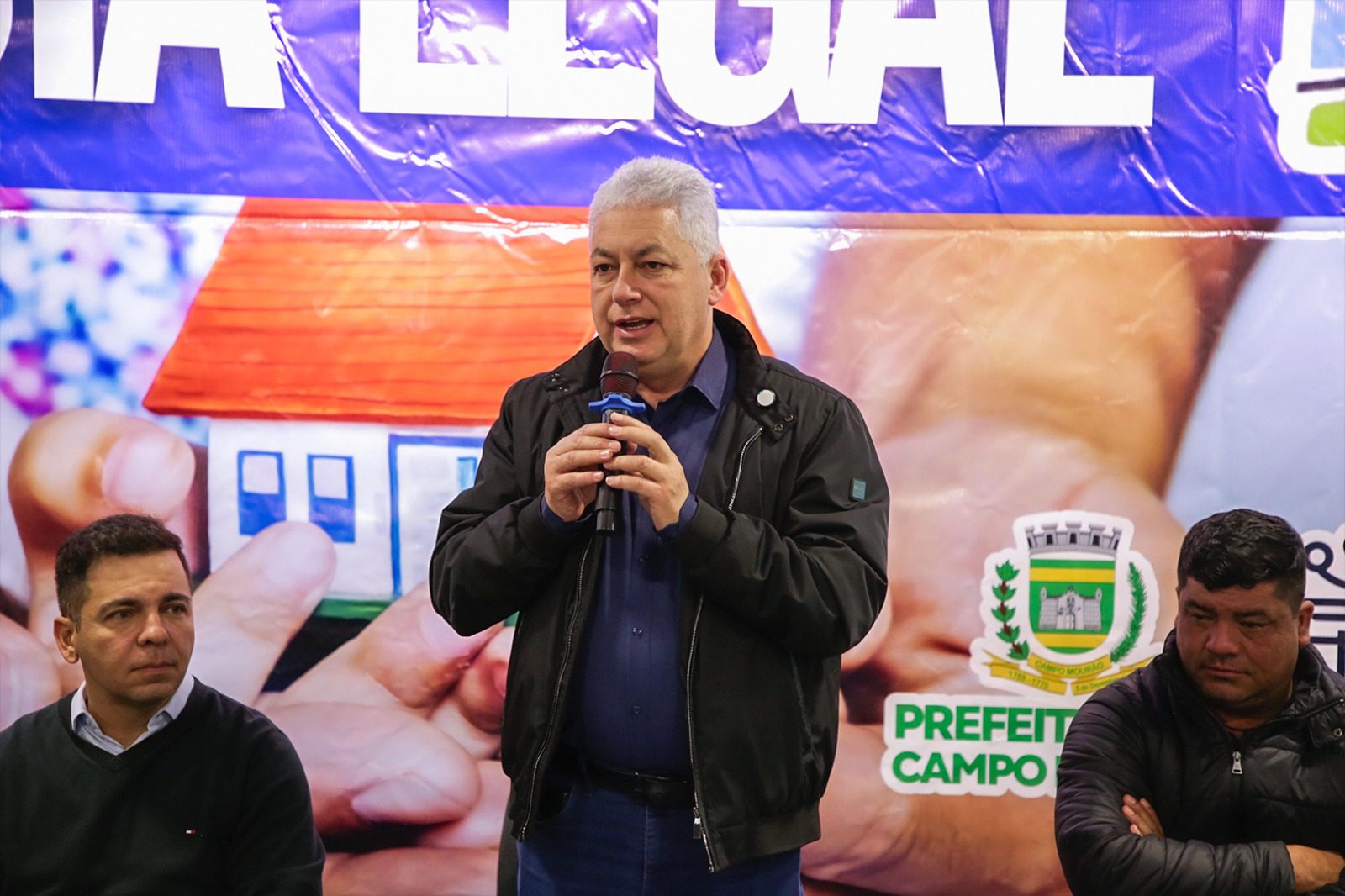 Campo Mourão entrega títulos de regularização fundiária a 77 famílias por meio do Programa Moradia Legal