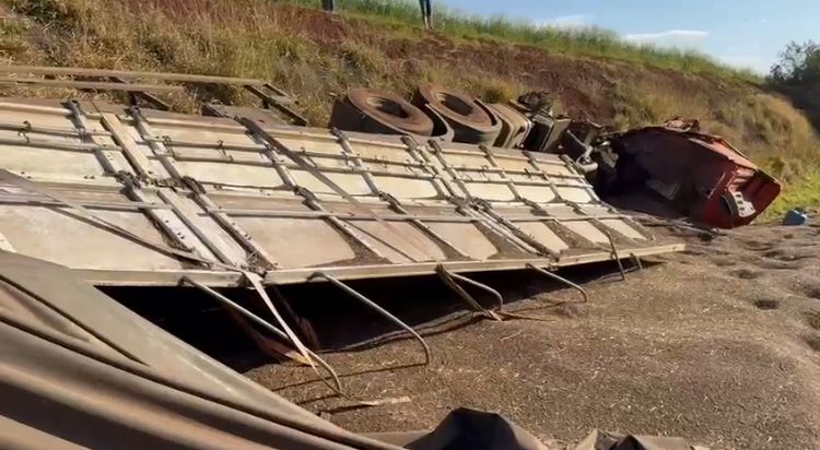 Carreta Tomba no Anel Viário de Campo Mourão e Espalha Carga de Cereal