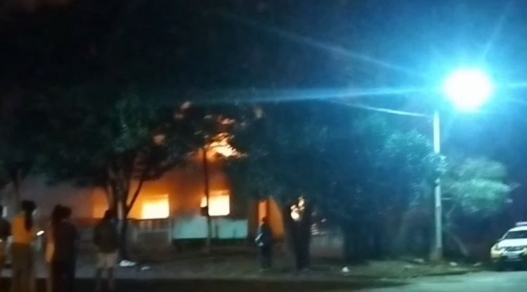 Incêndio atinge residência abandonada em Peabiru