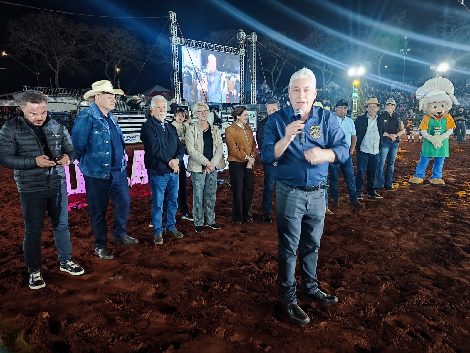 Abertura do rodeio lota arena na Festa do Carneiro no Buraco