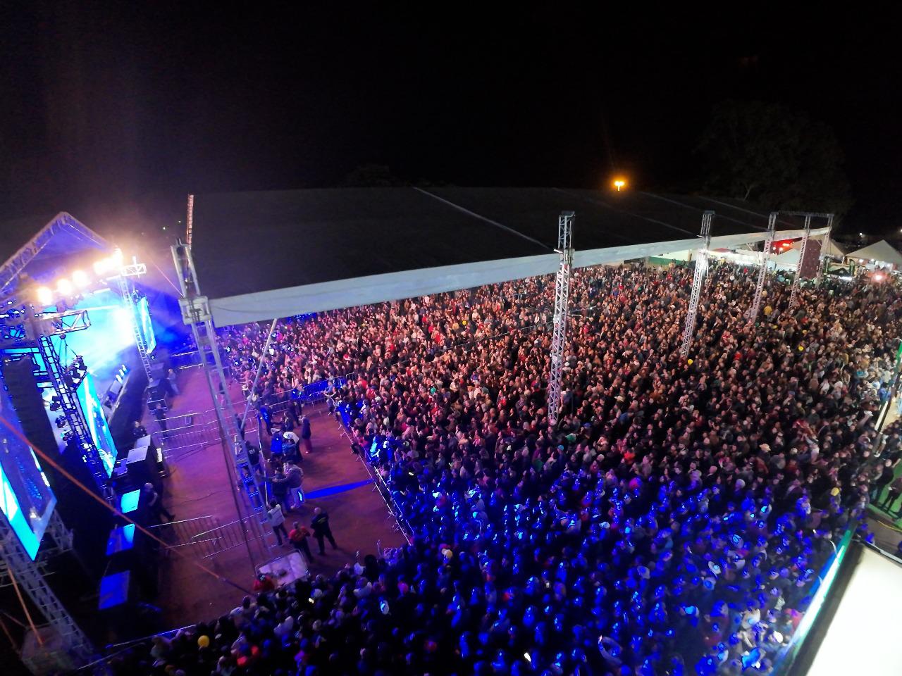 Show com Edson e Hudson atrai milhares na abertura da 30ª Festa Nacional do Carneiro no Buraco