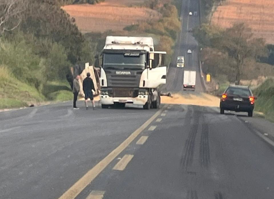 Acidente na BR-487: Carreta Tomba e Espalha Milho em Campo Mourão