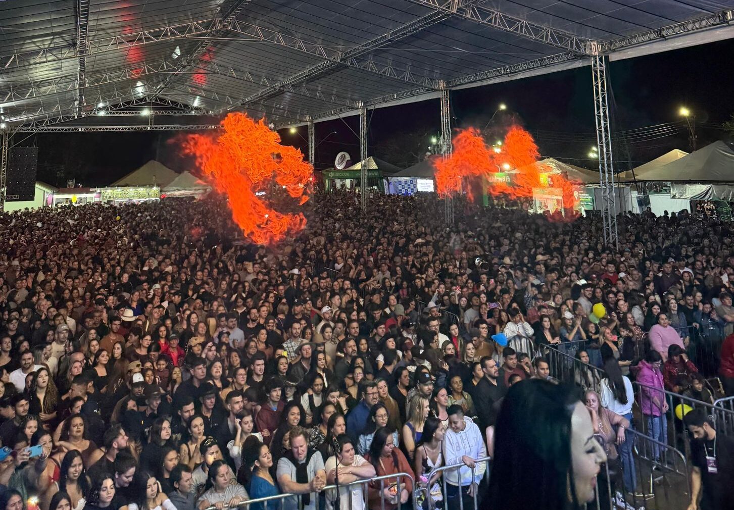 Show de João Neto & Frederico bate recorde de público na 30ª Festa Nacional do Carneiro no Buraco