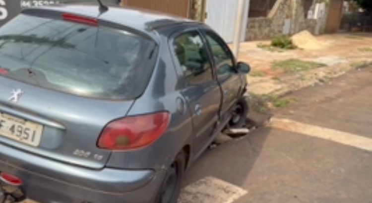 Motorista alcoolizado bate em semáforo e é preso