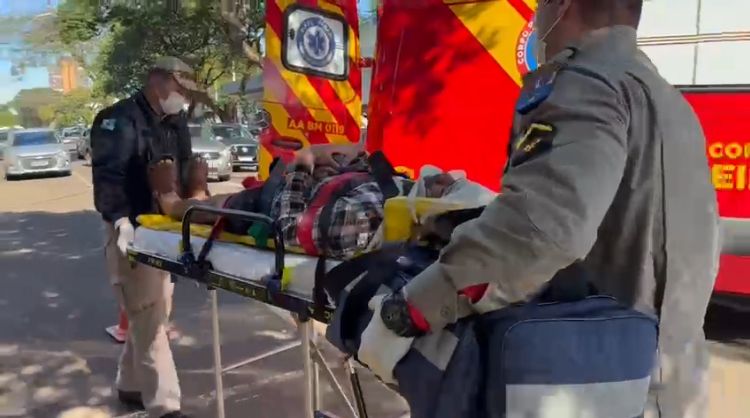 Ciclista se fere ao colidir com porta de carro em Campo Mourão