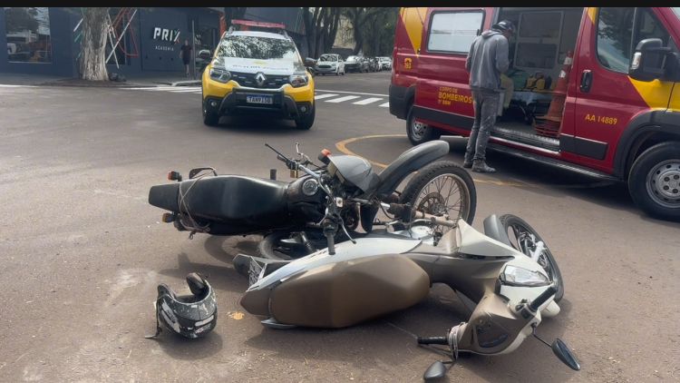 Acidente entre duas motos deixa duas feridas no centro de Campo Mourão