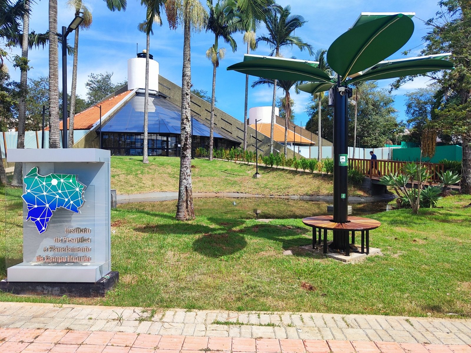 Em Campo Mourão  “Árvore Solar” une tecnologia, inclusão digital e sustentabilidade
