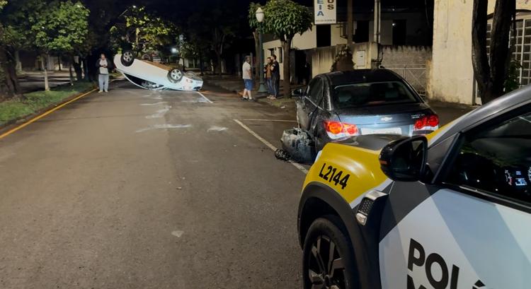 Carro colide com outro e capota em Campo Mourão, condutor foge