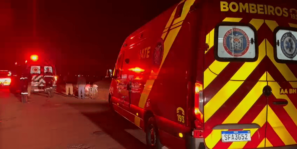 Ciclista sofre fratura exposta após ser atropelada por motociclista que fugiu do local