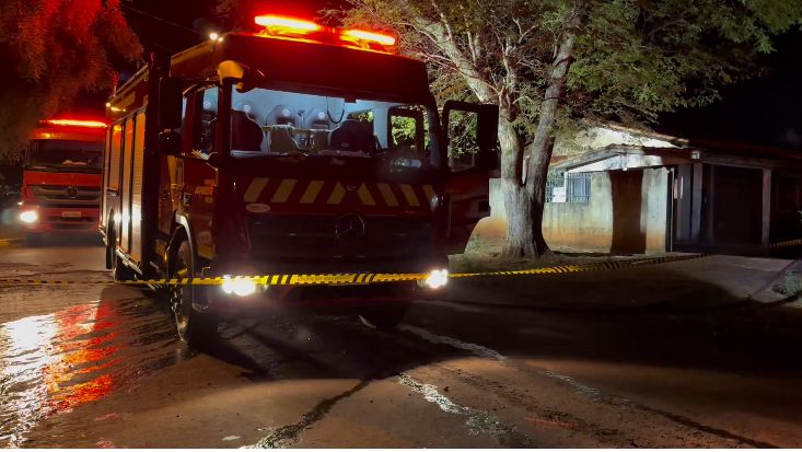 Incêndio atinge casas desocupadas em Peabiru e mobiliza bombeiros