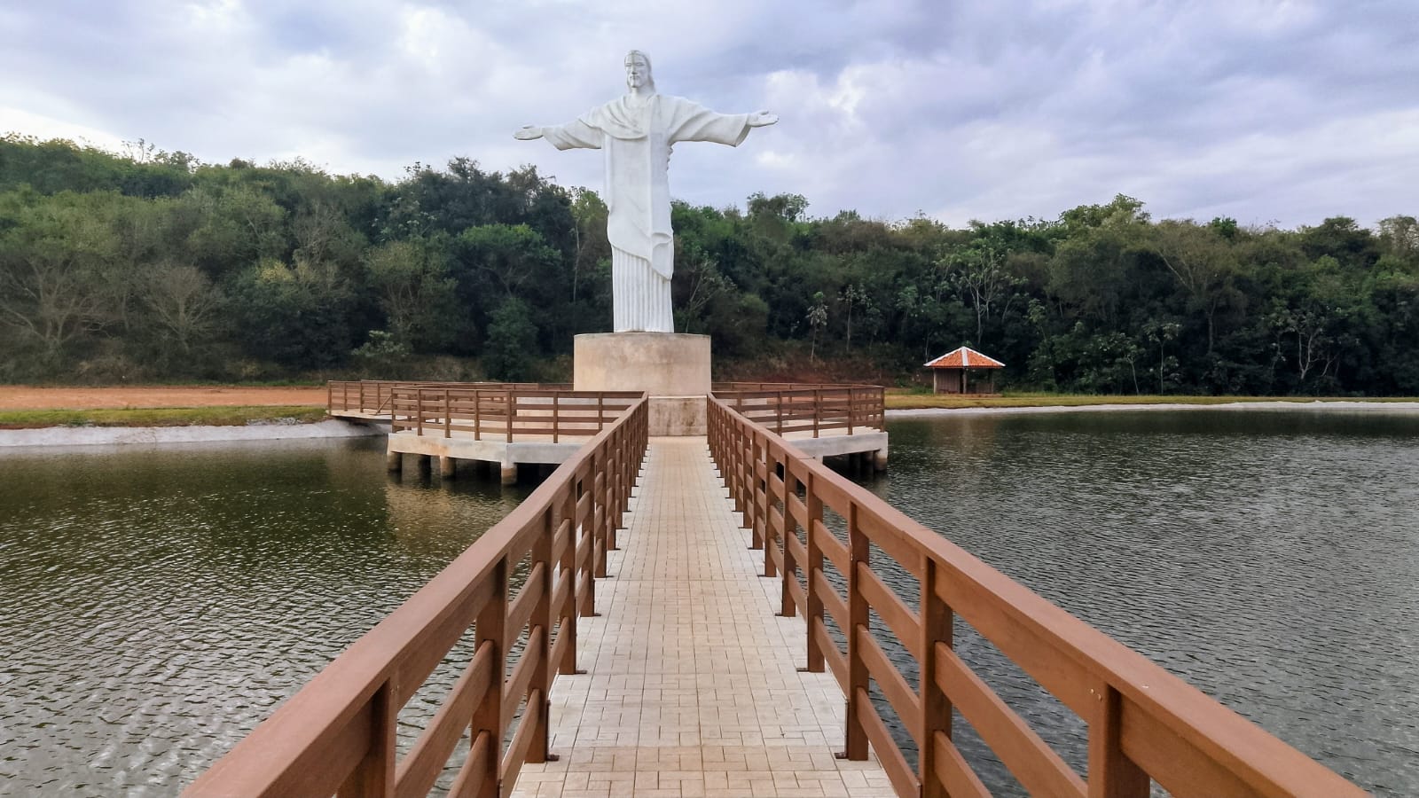 Lago do Parque das Flores é revitalizado em Farol