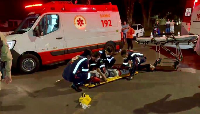 Pedestre e motociclista ficam feridos em atropelamento