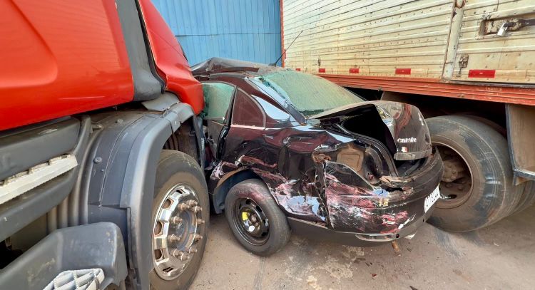 Carro é esmagado por carreta desgovernada em Campo Mourão