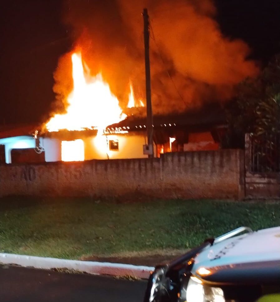 Incêndio destrói residência em Farol e causa a morte de animal de estimação