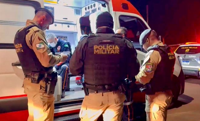 Homem em surto psicótico mobiliza equipes da PM e SAMU na madrugada de sexta-feira