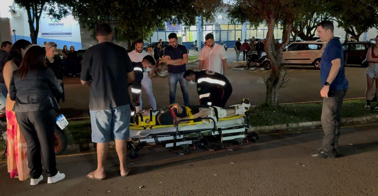 Motociclista fica ferido em acidente em frente ao Teatro Municipal