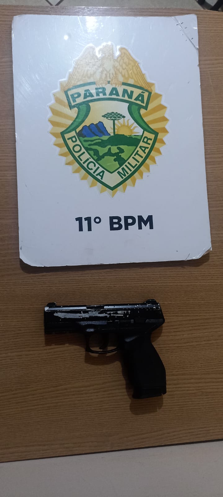 Dupla é presa com simulacro de arma após ameaças em conveniência de Campo Mourão