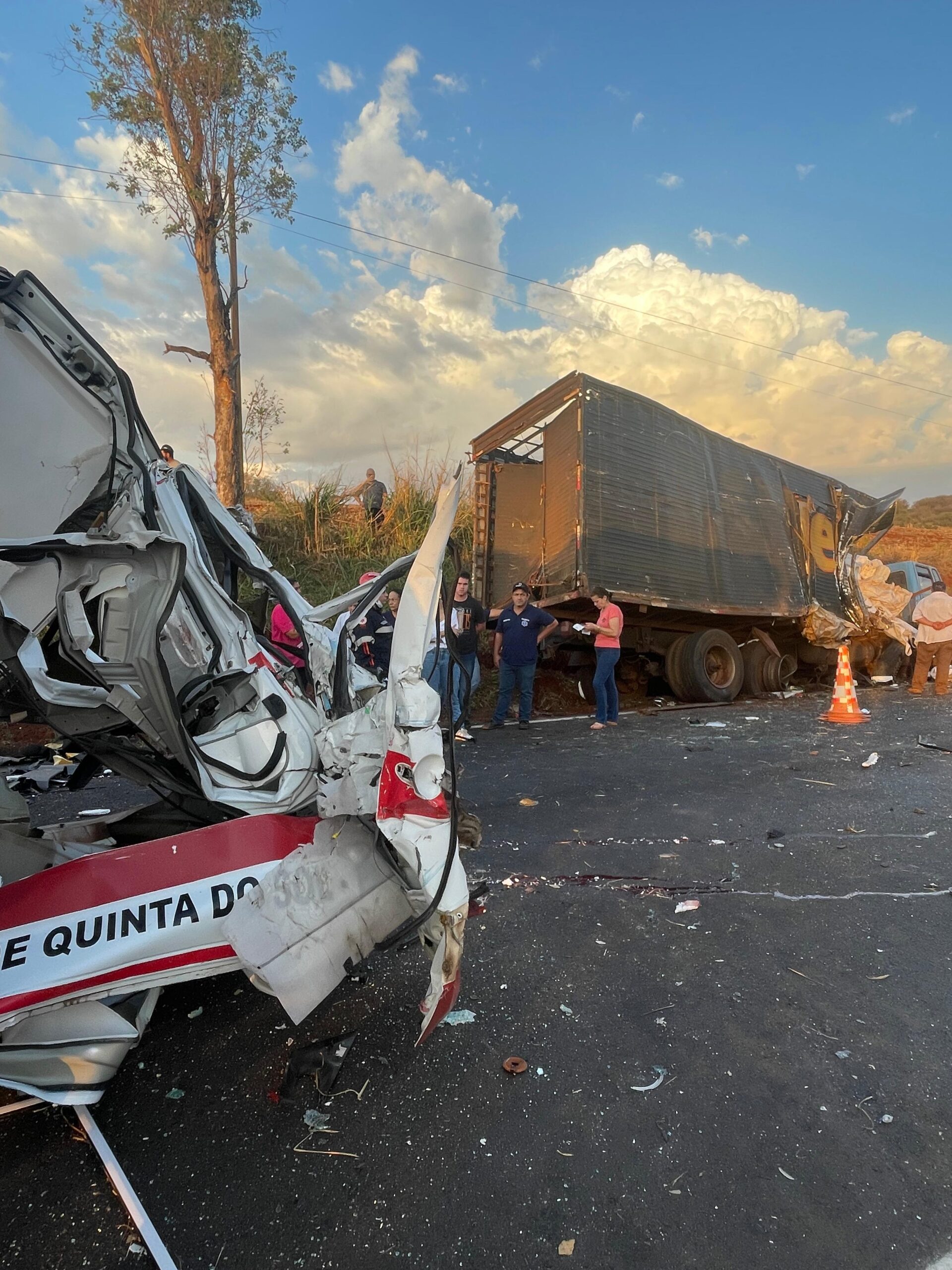 Colisão frontal entre caminhão e ambulância deixa duas vítimas fatais e criança em estado gravíssimo na PR-082