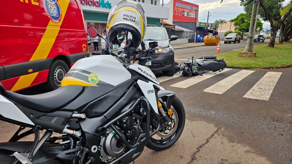 Jovens ficam feridos após colisão entre moto e carro no centro de Campo Mourão