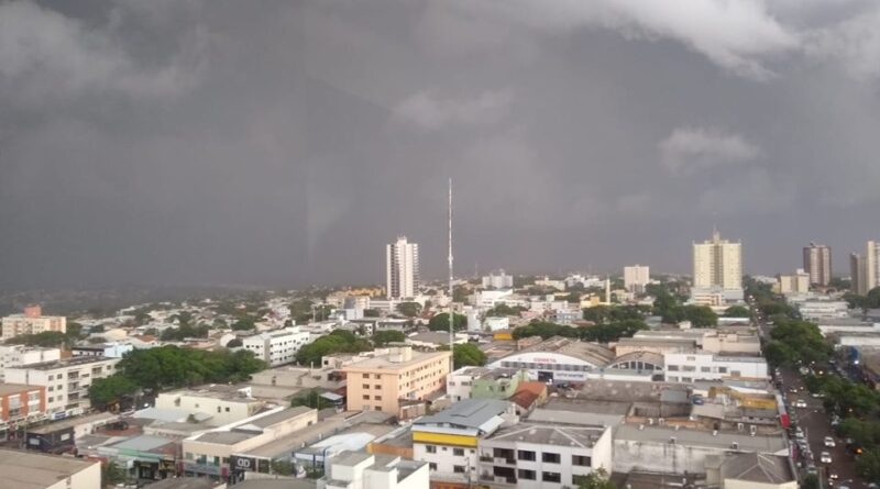Em Campo Mourão, chuva intensa e ventos fortes marcam madrugada no município