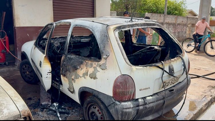 Corsa fica destruído após incêndio em oficina no Lar Paraná