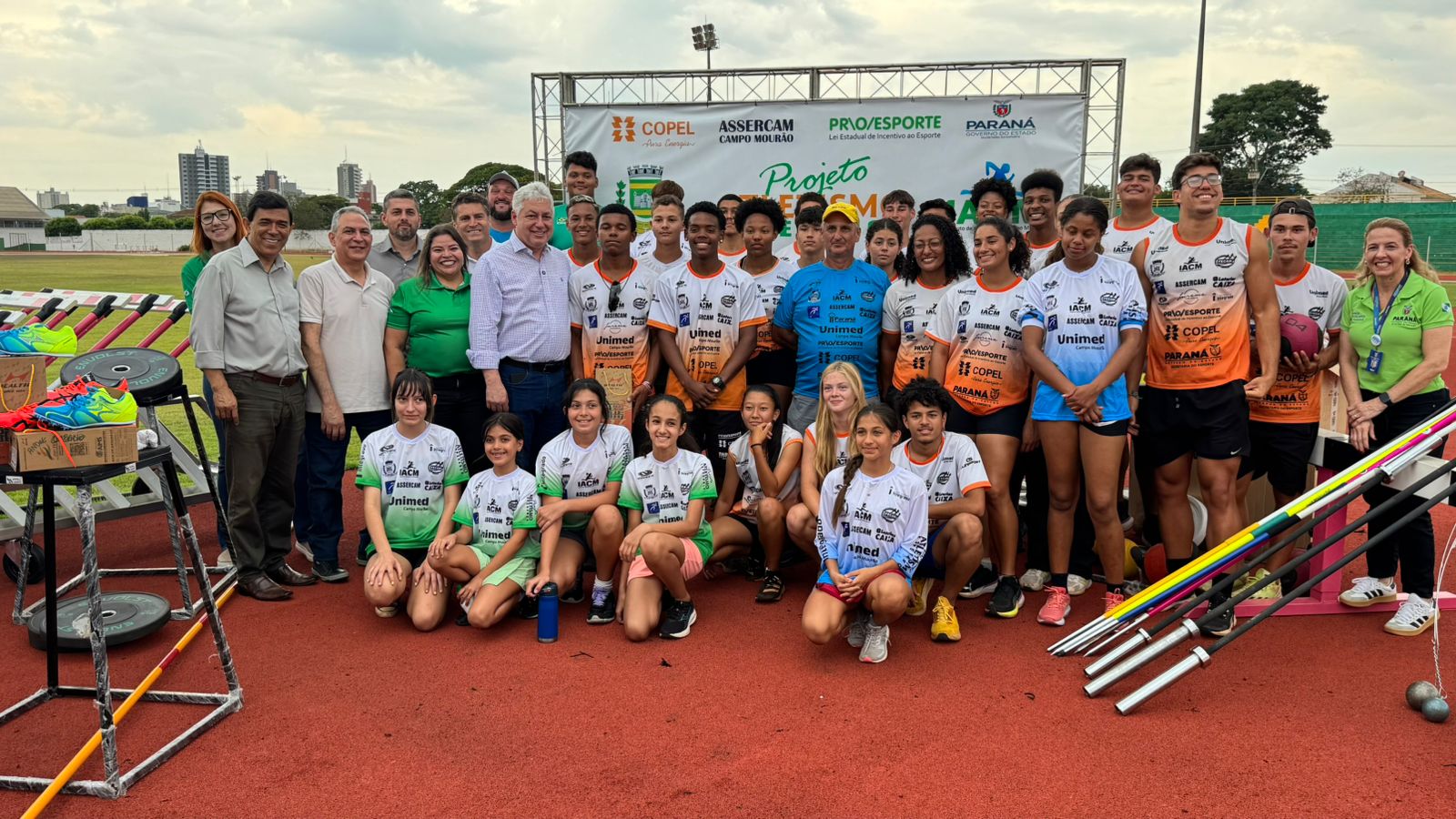 Entrega de materiais esportivos fortalece o projeto “Atletismo Esperança” em Campo Mourão
