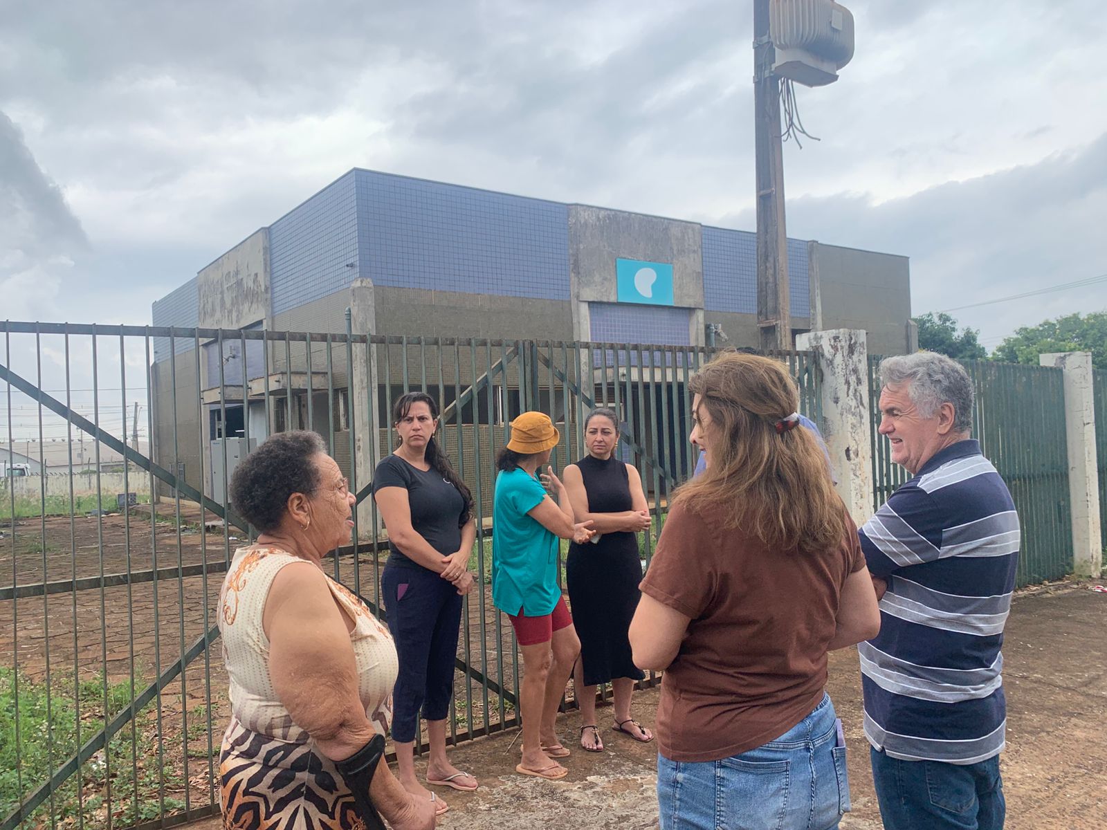 Clamor no Jardim Isabel: Prédio Abandonado da Oi Vira Invasão, Foco de Dengue e Risco Químico