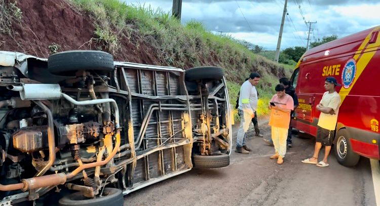 Acidente entre Gol e Kombi é registrado na PR-558, em Campo Mourão