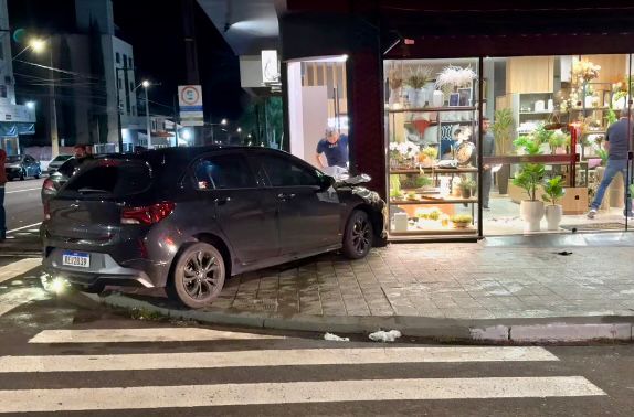 ACIDENTE NO CENTRO DE CM, CARRO COLIDE CONTRA UMA LOJA