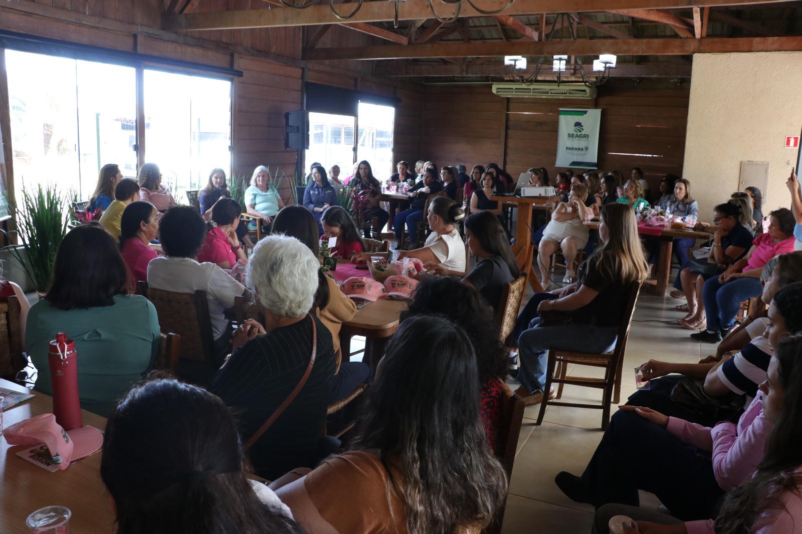 Evento “Mulheres do Campo – Raízes que Fortalecem” celebrou protagonismo feminino no agro e promove conscientização sobre o Outubro Rosa em Campo Mourão