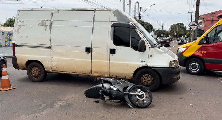 Jovem fica ferida em acidente entre moto e van na Avenida Jorge Walter
